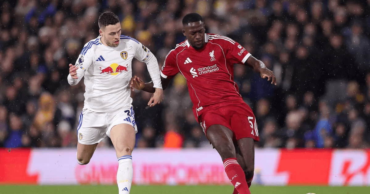 Dua pemain Leeds United dan Liverpool berebut bola dalam pertandingan sepak bola Liga Inggris.