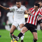 Dua pemain dari Real Madrid dan Athletic Bilbao berebut bola pada pertandingan sepak bola