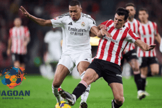 Dua pemain dari Real Madrid dan Athletic Bilbao berebut bola pada pertandingan sepak bola