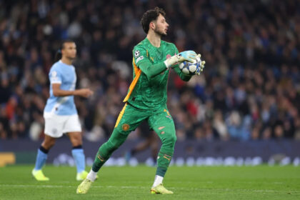 James Trafford menangkap bola saat membela Manchester City dalam pertandingan Liga Champions UEFA