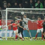 Pemain Mainz 05 dan tim lawan berebut bola di depan gawang saat situasi set-piece pada pertandingan Bundesliga.