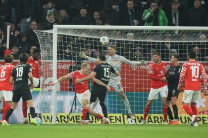 Pemain Mainz 05 dan tim lawan berebut bola di depan gawang saat situasi set-piece pada pertandingan Bundesliga.