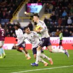 Pemain Manchester United merayakan gol dalam pertandingan Liga Inggris di depan pendukung lawan