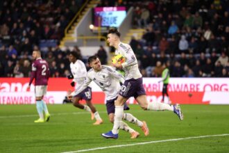 Pemain Manchester United merayakan gol dalam pertandingan Liga Inggris di depan pendukung lawan