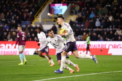 Pemain Manchester United merayakan gol dalam pertandingan Liga Inggris di depan pendukung lawan