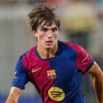 Andres Cuenca bek muda Barcelona berusia 18 tahun dalam seragam Barca Atlètic, berlari di lapangan dengan rambut acak-acakan, menjelang transfer ke Como Cesc Fabregas Januari 2026