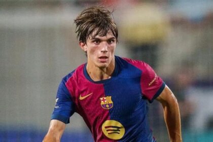 Andres Cuenca bek muda Barcelona berusia 18 tahun dalam seragam Barca Atlètic, berlari di lapangan dengan rambut acak-acakan, menjelang transfer ke Como Cesc Fabregas Januari 2026