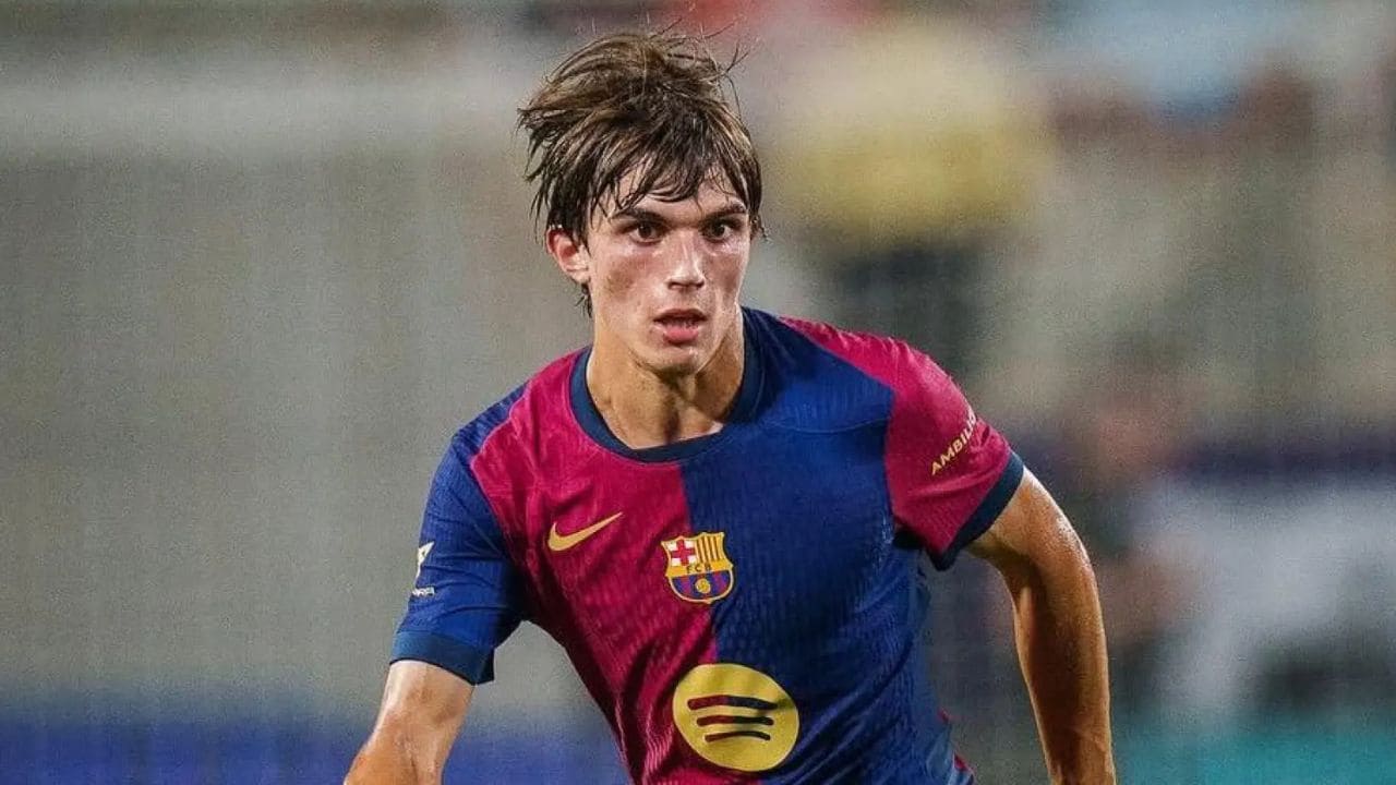 Andres Cuenca bek muda Barcelona berusia 18 tahun dalam seragam Barca Atlètic, berlari di lapangan dengan rambut acak-acakan, menjelang transfer ke Como Cesc Fabregas Januari 2026