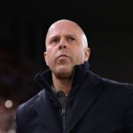 Arne Slot mengomentari cedera otot Jeremie Frimpong yang memperburuk krisis bek Liverpool usai laga Liga Champions