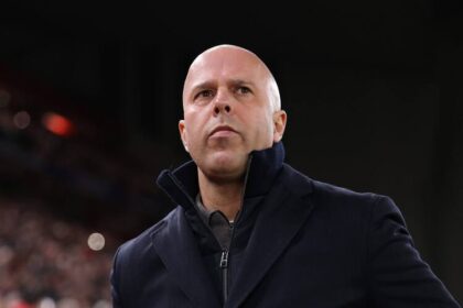 Arne Slot mengomentari cedera otot Jeremie Frimpong yang memperburuk krisis bek Liverpool usai laga Liga Champions