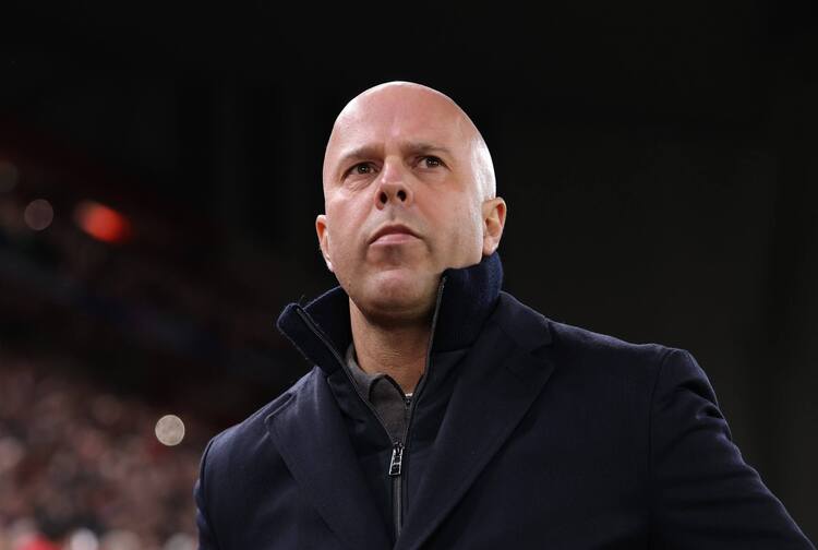 Arne Slot mengomentari cedera otot Jeremie Frimpong yang memperburuk krisis bek Liverpool usai laga Liga Champions