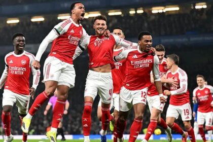 Para pemain Arsenal merayakan kemenangan 3-2 atas Chelsea dalam laga derby London
