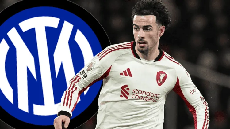 Curtis Jones pemain Liverpool FC mengenakan jersey putih bergaris merah dengan sponsor Standard Chartered dan logo LFC dalam posisi siap bertanding di lapangan sepak bola