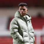 Enzo Fernández mengenakan jaket tebal Chelsea saat berada di stadion sebelum pertandingan