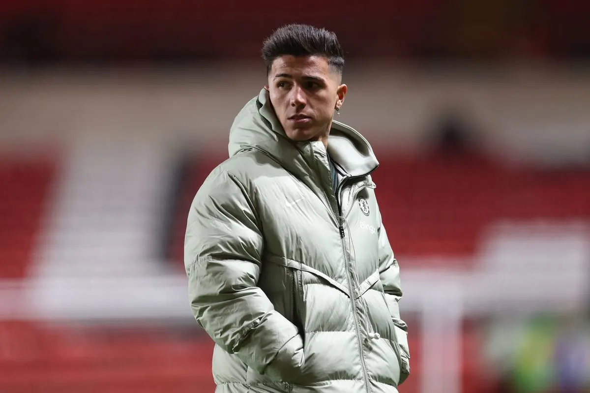 Enzo Fernández mengenakan jaket tebal Chelsea saat berada di stadion sebelum pertandingan