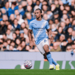 Pemain Manchester City mengontrol bola saat pertandingan melawan Sunderland di hadapan pendukung tuan rumah