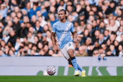 Pemain Manchester City mengontrol bola saat pertandingan melawan Sunderland di hadapan pendukung tuan rumah