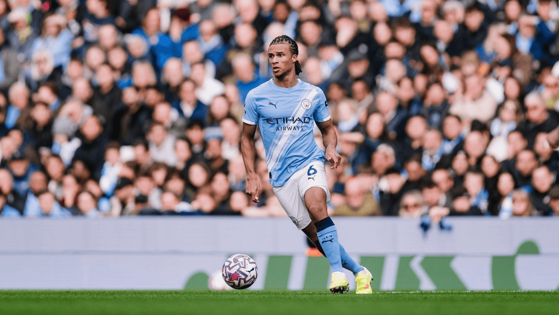 Pemain Manchester City mengontrol bola saat pertandingan melawan Sunderland di hadapan pendukung tuan rumah