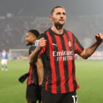 Pemain AC Milan merayakan kemenangan usai pertandingan Serie A melawan Como