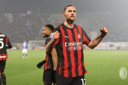 Pemain AC Milan merayakan kemenangan usai pertandingan Serie A melawan Como