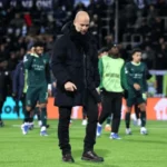 Pep Guardiola berjalan di lapangan usai pertandingan Liga Champions bersama pemain Manchester City