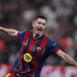 Robert Lewandowski berteriak gembira mengenakan jersey FC Barcelona nomor 9 saat merayakan gol di stadion penuh penonton