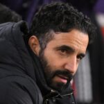 Rúben Amorim terlihat serius di pinggir lapangan saat memimpin timnya dalam pertandingan