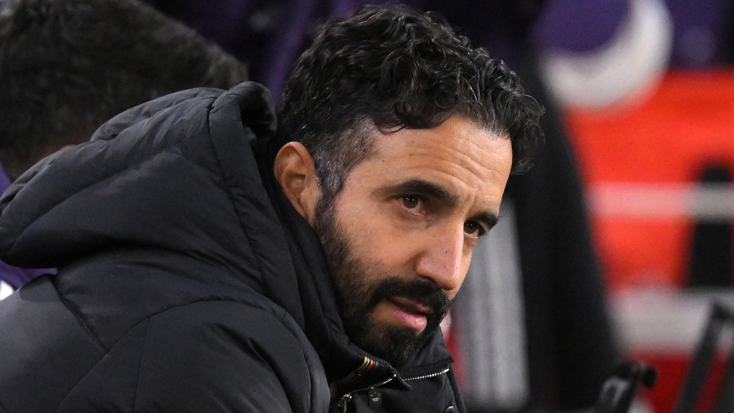 Rúben Amorim terlihat serius di pinggir lapangan saat memimpin timnya dalam pertandingan