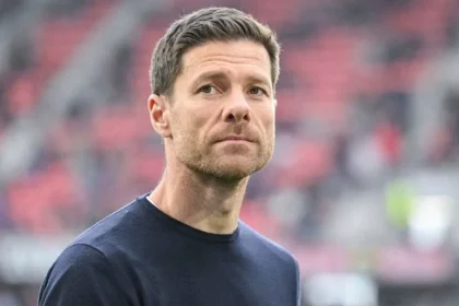 Xabi Alonso, pelatih Bayer Leverkusen, terlihat fokus saat mendampingi timnya di pertandingan Bundesliga