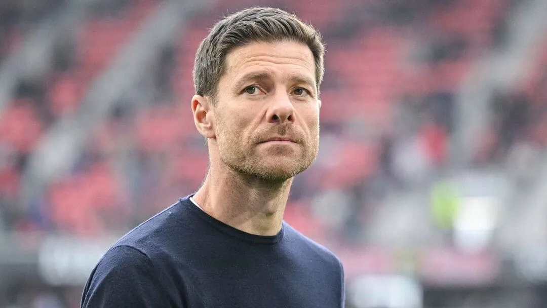 Xabi Alonso, pelatih Bayer Leverkusen, terlihat fokus saat mendampingi timnya di pertandingan Bundesliga
