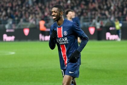 Dembele pemain PSG berlari di lapangan dengan jersey kandang PSG berwarna biru dengan garis merah putih dan sponsor Qatar Airways pada pertandingan Ligue 1