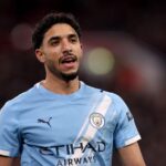 Omar Marmoush mengenakan jersey Manchester City biru muda saat pertandingan Premier League melawan Liverpool