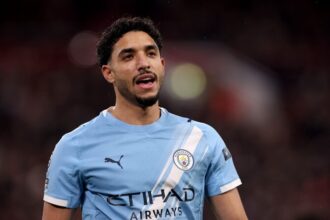 Omar Marmoush mengenakan jersey Manchester City biru muda saat pertandingan Premier League melawan Liverpool