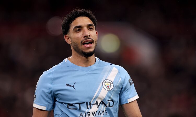 Omar Marmoush mengenakan jersey Manchester City biru muda saat pertandingan Premier League melawan Liverpool