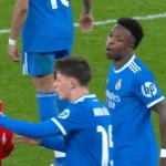 Pemain Real Madrid dengan jersey biru menenangkan Prestianni yang mengenakan jersey merah nomor 25 pada pertandingan Real Madrid vs Athletic Bilbao, disiarkan langsung ESPN.