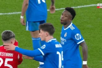 Pemain Real Madrid dengan jersey biru menenangkan Prestianni yang mengenakan jersey merah nomor 25 pada pertandingan Real Madrid vs Athletic Bilbao, disiarkan langsung ESPN.