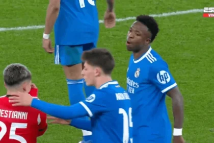 Pemain Real Madrid dengan jersey biru menenangkan Prestianni yang mengenakan jersey merah nomor 25 pada pertandingan Real Madrid vs Athletic Bilbao, disiarkan langsung ESPN.