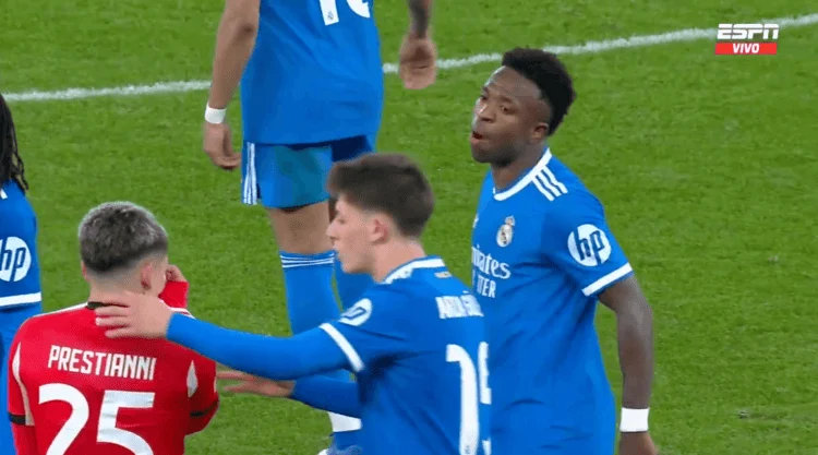 Pemain Real Madrid dengan jersey biru menenangkan Prestianni yang mengenakan jersey merah nomor 25 pada pertandingan Real Madrid vs Athletic Bilbao, disiarkan langsung ESPN.