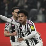 Weston McKennie merayakan gol untuk Juventus di laga Liga Champions, berlari sambil menunjuk ke tribun, bersama rekan setimnya – Bola188.