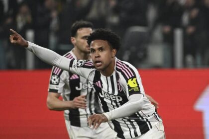 Weston McKennie merayakan gol untuk Juventus di laga Liga Champions, berlari sambil menunjuk ke tribun, bersama rekan setimnya – Bola188.